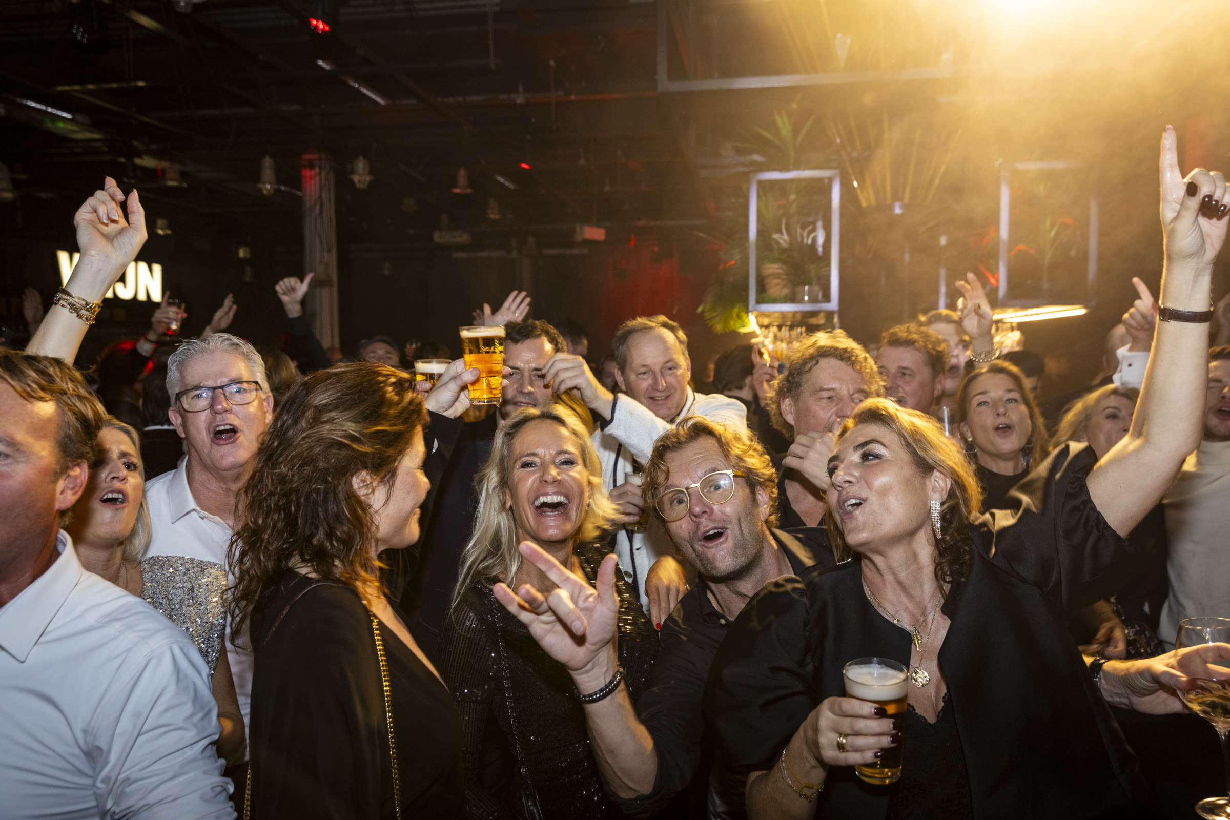 Juichende zaal, warm licht (3/2)